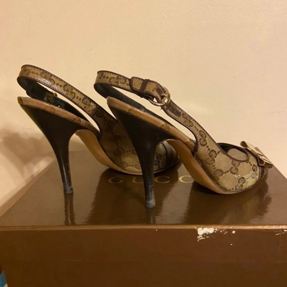 Gucci women heel size 7
Pictures shows sign of use